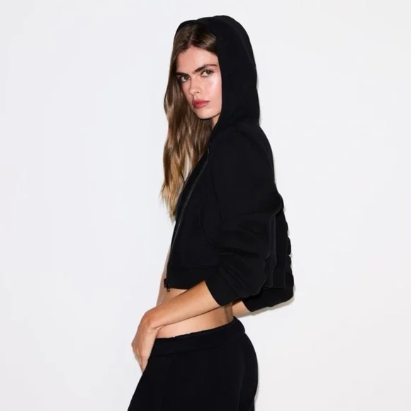 SKIMS Cotton Fleece Cropped Zip-Up Hoodie in Onyx - Picture 5 of 9